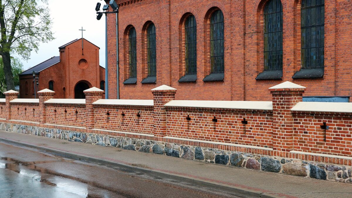 Konserwacja zabytków Toruń - Renova - mur ceglany wokół kościoła w Brusach